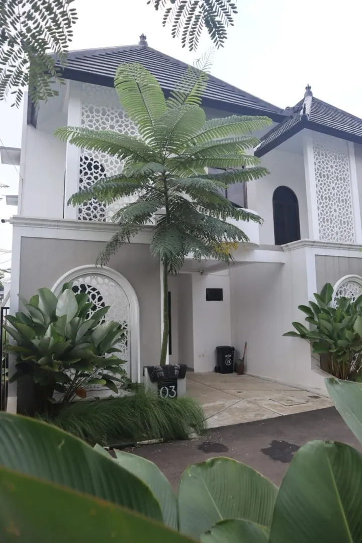 Bangunan hunian Fatih dengan taman depan dan pohon peneduh