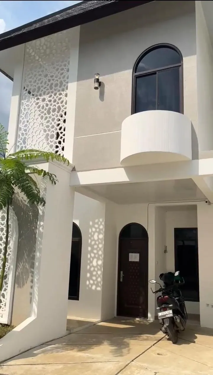 Pintu masuk bangunan hunian Fatih dengan balkon melengkung di lantai dua