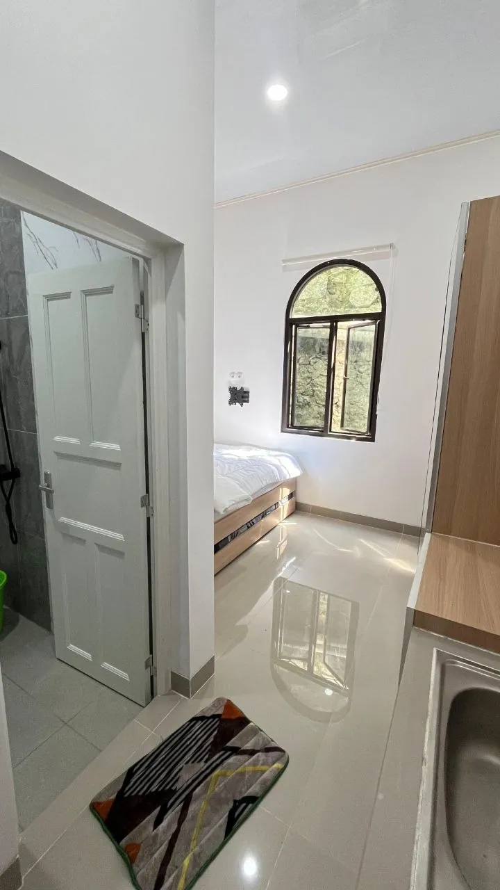 Kamar dengan jendela lengkung dan pintu putih