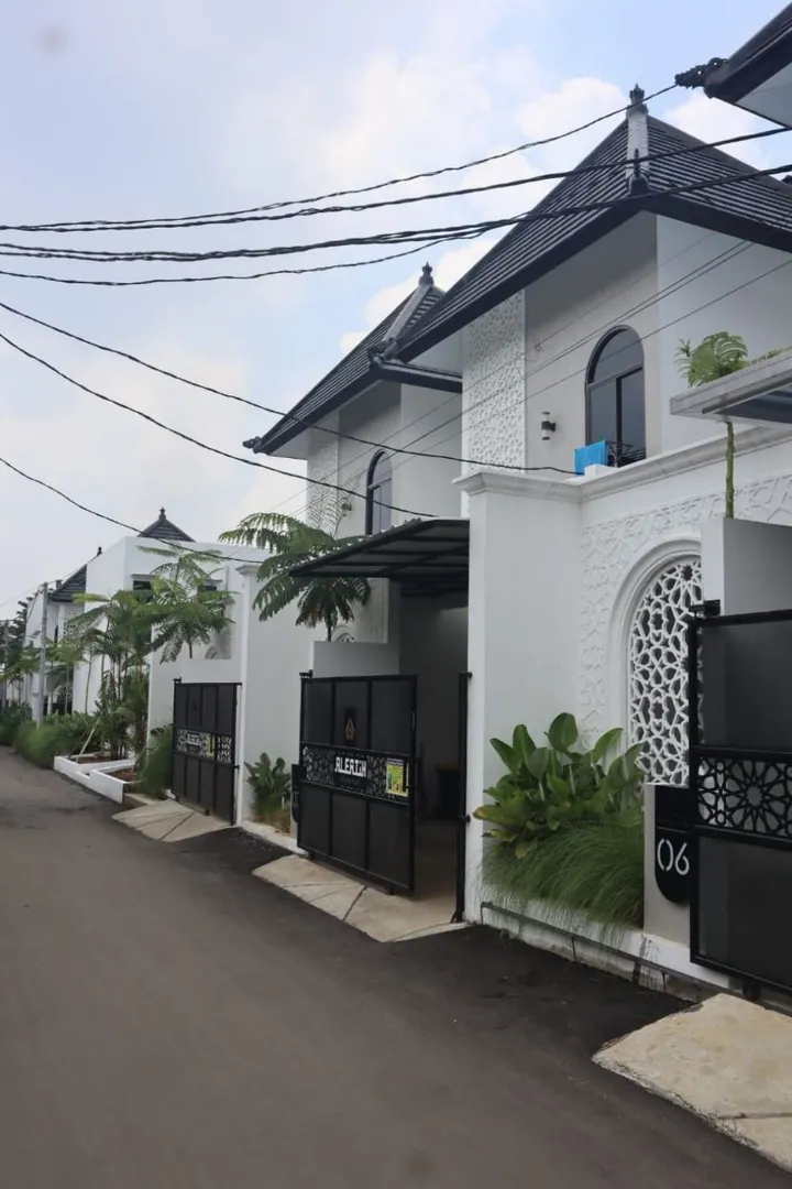 Jalan di dalam kawasan hunian Fatih dengan deretan bangunan putih
